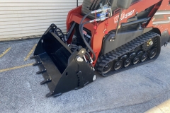 590t-skid-steer-9